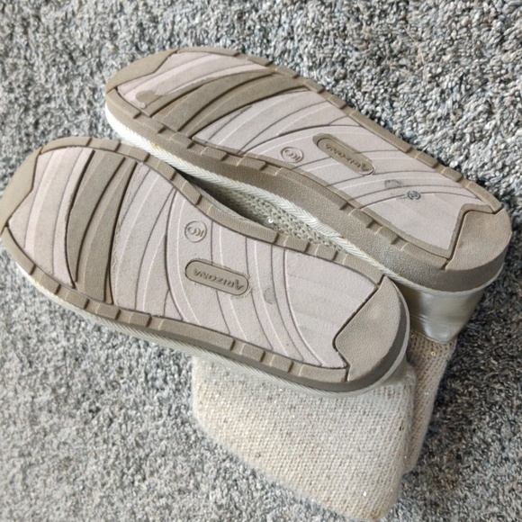 Adorable gold sequin knit boots - Picture 6 of 8